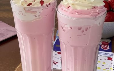 Jordgubbsmilkshake med bara 3 ingredienser, klar på 5 minuter och underbart krämig.