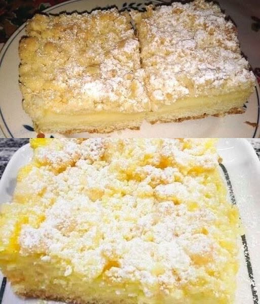 Jag blandar ett paket vaniljpuddingmix med lite mjölk till smuldegskakan.