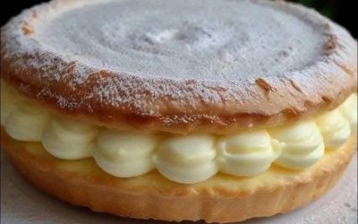 Briochetårta, fylld med en lätt vaniljsmakande kräm.