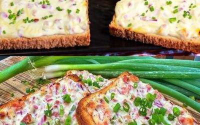 Flammkuchen-toast med 8 skivor rostat bröd och 200 g ost 250 ml crème fraîche 150 g tärnad skinka…