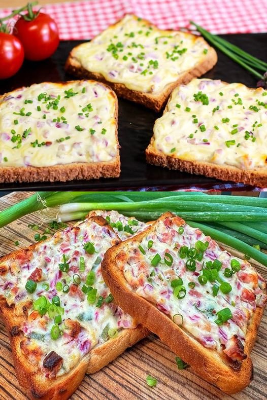 Flammkuchen-toast med 8 skivor rostat bröd och 200 g ost 250 ml crème fraîche 150 g tärnad skinka…