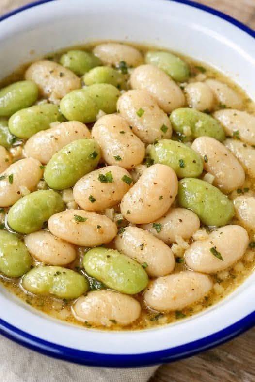Min morfar ber om en stor skål av detta varje helg. Du kommer att bli förvånad över att denna intensiva smak kommer från bara tre ingredienser. Jag ger dig receptet i utbyte mot ett enkelt “Mums!”