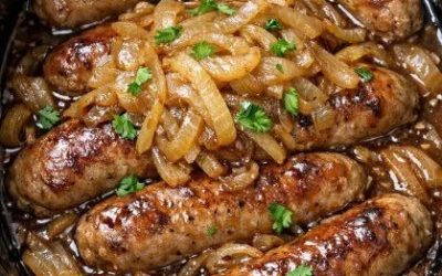 Korv och lök från slow cookern – rejäl husmanskost med bara fyra ingredienser