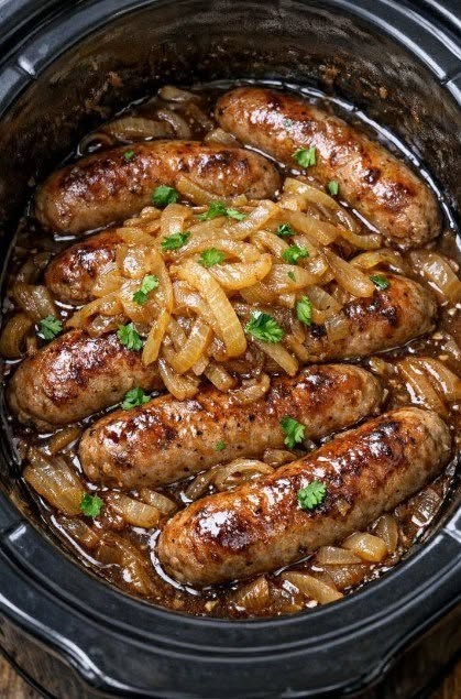Korv och lök från slow cookern – rejäl husmanskost med bara fyra ingredienser