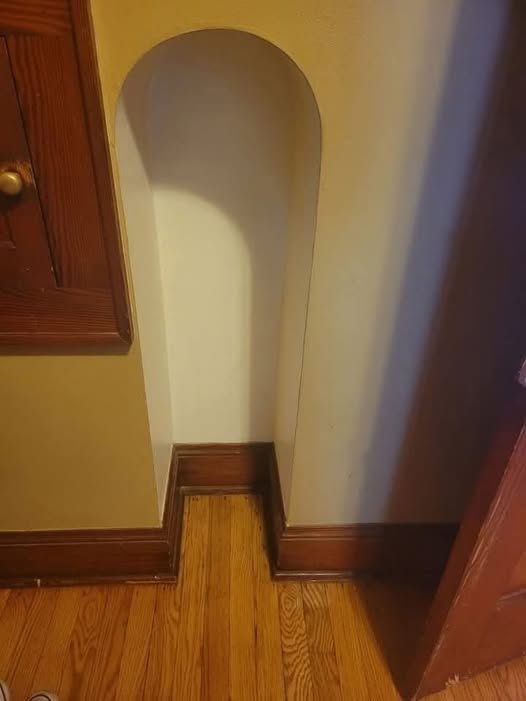 Jag köpte det här äldre huset för fyra år sedan och det har en konstig nisch i hallen. Jag är inte säker på vad den användes till och jag kan inte hitta