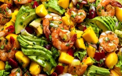 Räkor, avokado och färsk, färgglad mangosallad