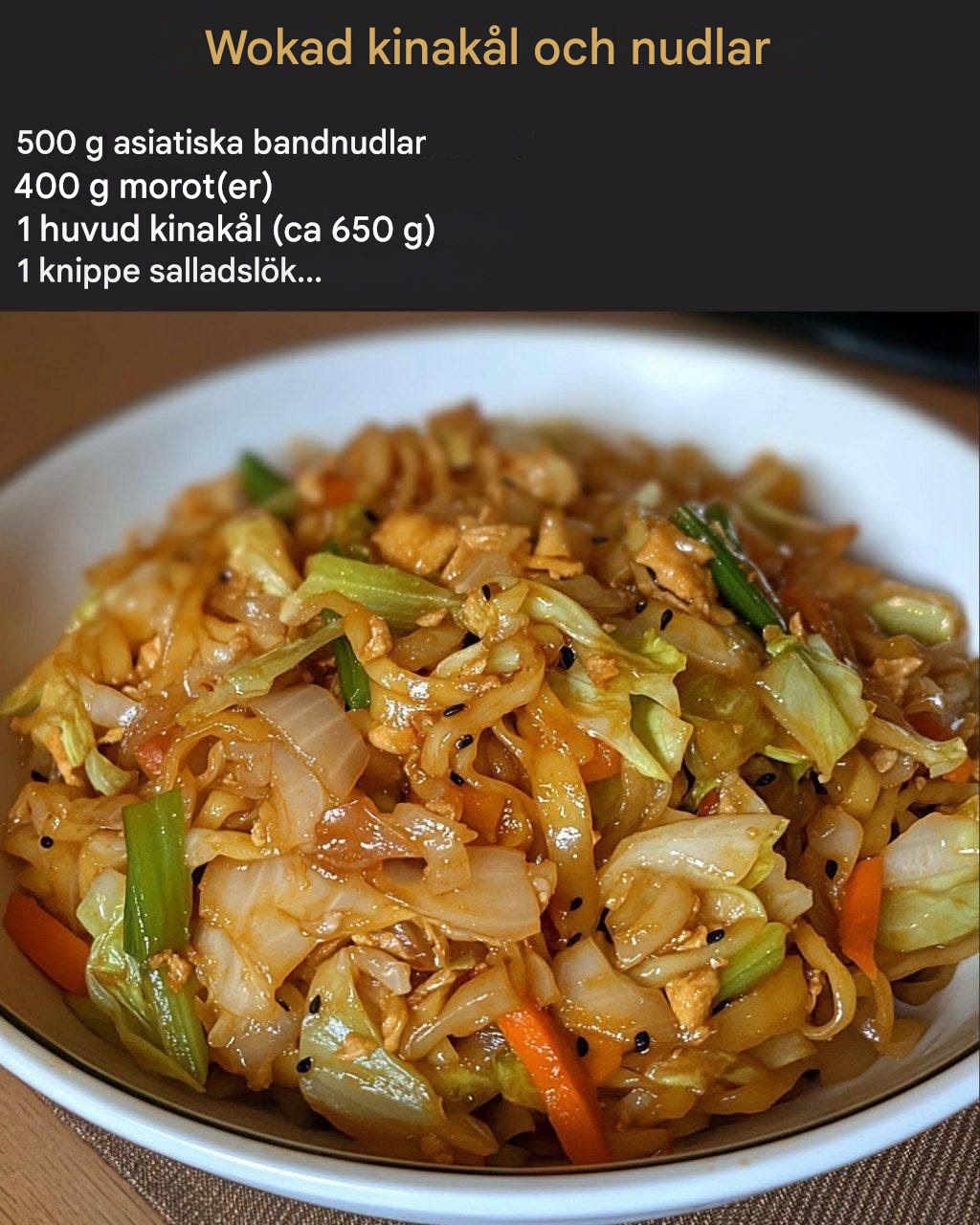 Wokad med kinakål och nudlar – snabb, kryddig och utsökt asiatisk