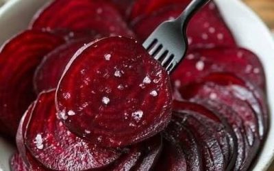 Läckra och ljusa skivade rödbetor
