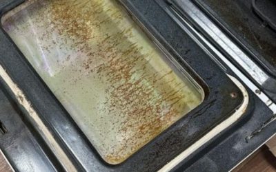 Så här tar du bort åratal av fett och smuts från din ugn – en fullständig djuprengöring (utan giftiga ångor!)