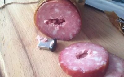 Jag hittade ett USB-minne inuti en vanlig korv – först trodde jag att det var en slump tills jag såg vad som fanns inuti.