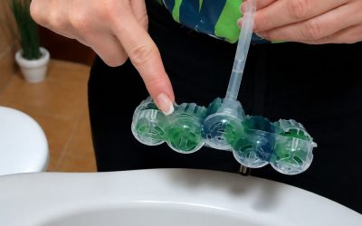 Jag köper inte dyra toalettbollar och geler året runt: jag har det perfekta knepet som håller toaletten blank och väldoftande i upp till 70 dagar!