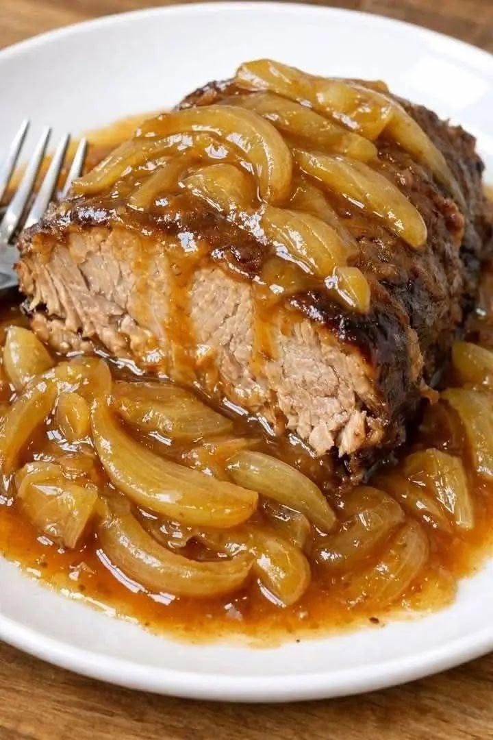 Mör söndagsstek med karamelliserad lök – en enkel middag med bara 4 ingredienser