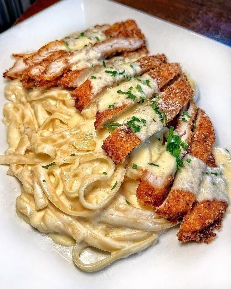 Det bästa enkla receptet på krispig kycklingfettuccine Alfredo