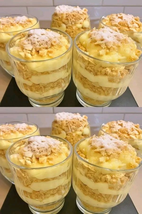 När jag inte kan laga mat gör jag alltid denna efterrätt: “i ett glas Napoleon.”Det är så gott att jag vill slicka fingrarna. Den är borta om två minuter.