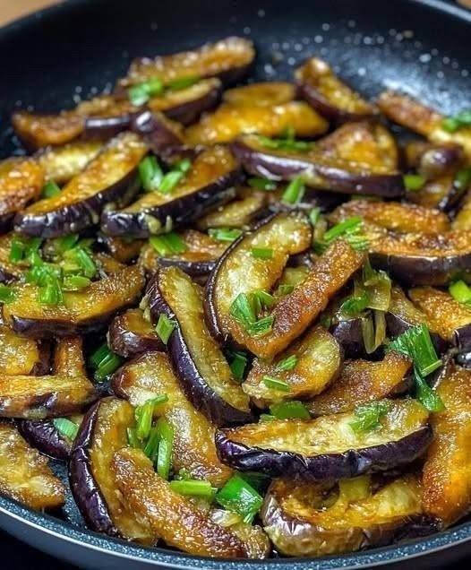 Lätt och smakrik bakad aubergine: en njutning för gommen och figuren