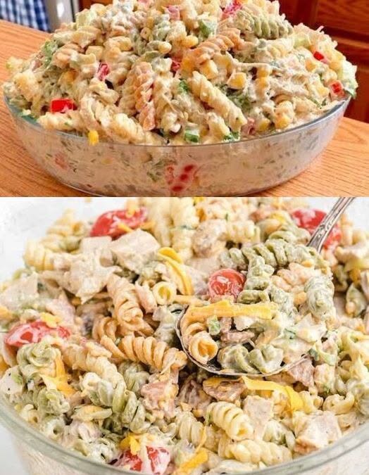 Jag skulle kunna äta det varje dag! Fantastisk pastasallad med yoghurtsås.