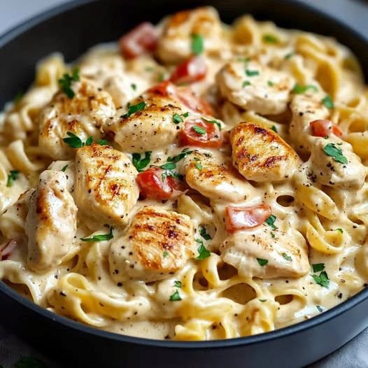 Parmesan kyckling med krämig sås, klar på 20 minuter!