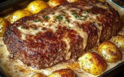 Köttfärslimpa med potatis i krämig sås – rejält och enkelt