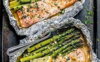 Ugnsbakad lax i folie med sparris och citron-vitlöksolja
