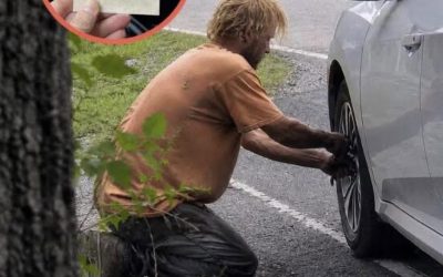En hemlös man hjälpte mig att byta ett punkterat däck på Route 9, där min son försvann för 20 år sedan – det han lämnade i passagerarsätet blåste mig omkullkäckt.