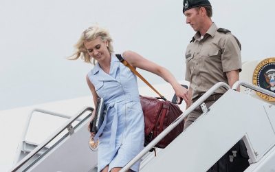 Demokraterna anklagade Trump för att föredra att “resa med Natalie” istället för att regera. Vem är den amerikanske presidentens medhjälpare?