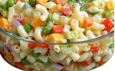 Krämig och färgglad makaronsallad: ett enkelt, fräscht recept fullt av smak