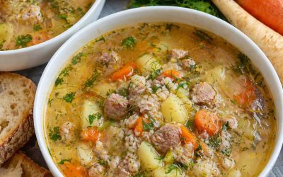 Traditionell semolinagröt med kött, potatis och grönsaker