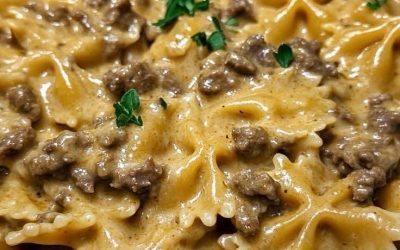 Farfalle pasta med köttfärs och krämig sås